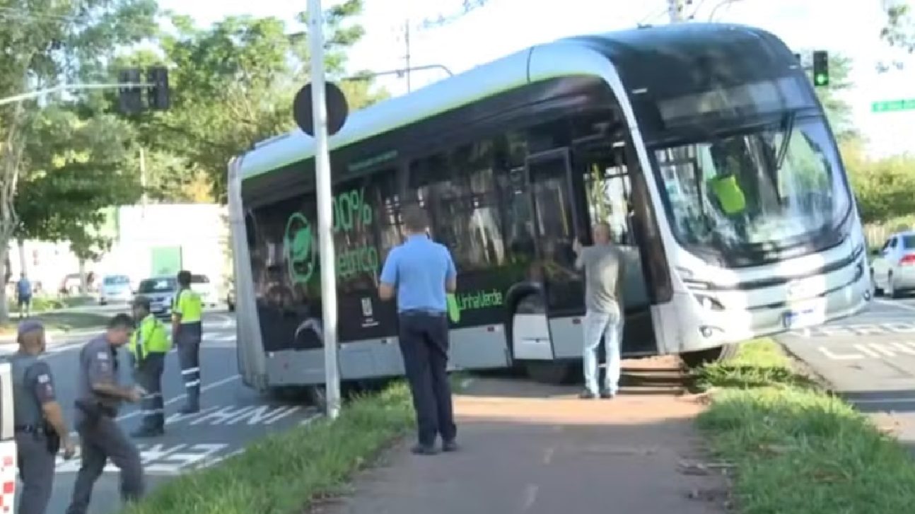 acidente-entre-onibus-da-linha-verde-e-carro-deixa-homem-ferido-em-sao-jose-dos-campos