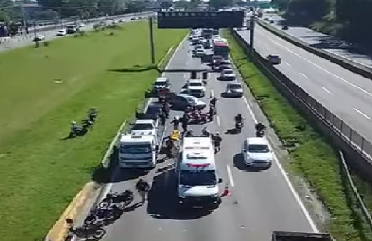 acidentes-com-motos-e-carros-causam-5-km-de-lentidao-na-via-dutra-em-sao-jose-dos-campos