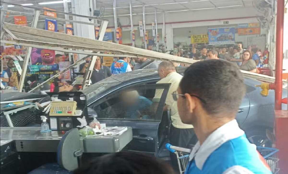 carro-desgovernado-invade-mercado-e-deixa-tres-feridos-em-sao-jose-dos-campos-sp