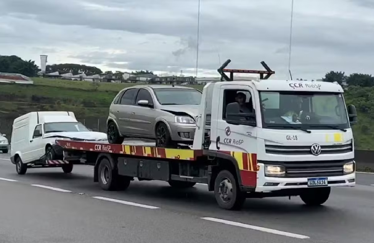 cinco-carros-se-envolvem-em-engavetamento-na-dutra-em-sao-jose-dos-campos-sp