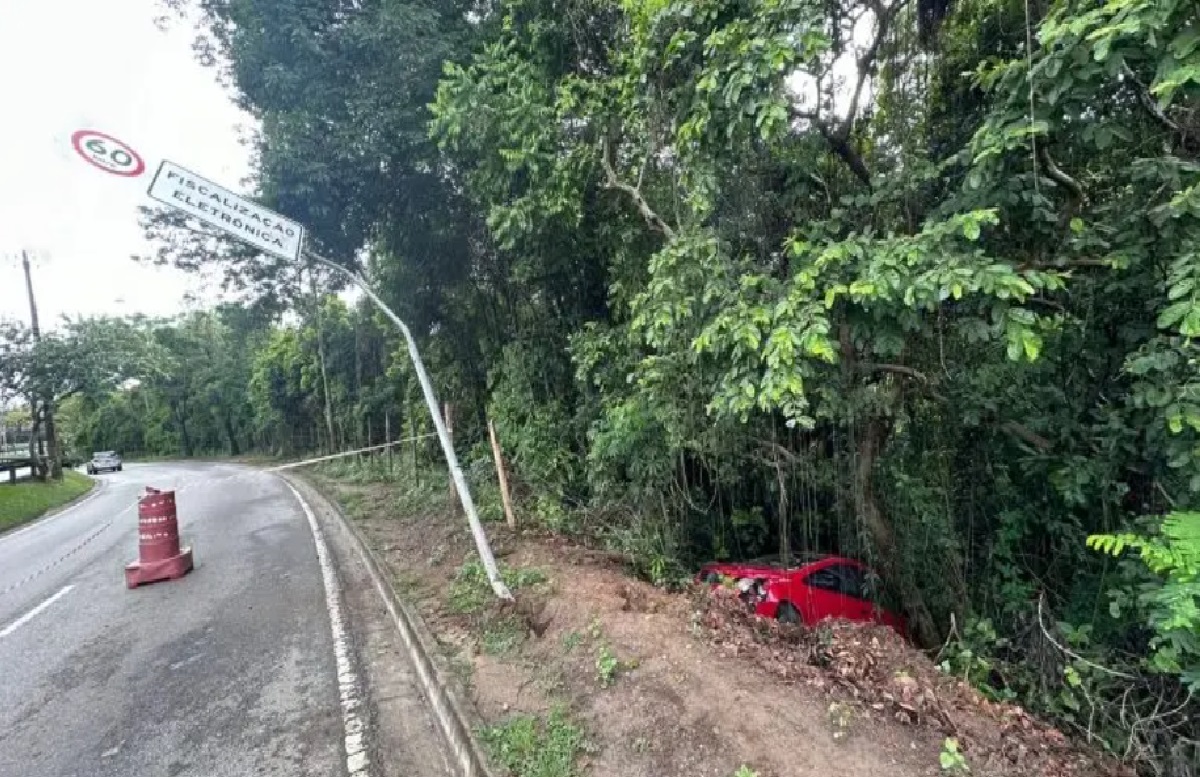 motorista-perde-controle-e-carro-cai-em-vala-no-urbanova