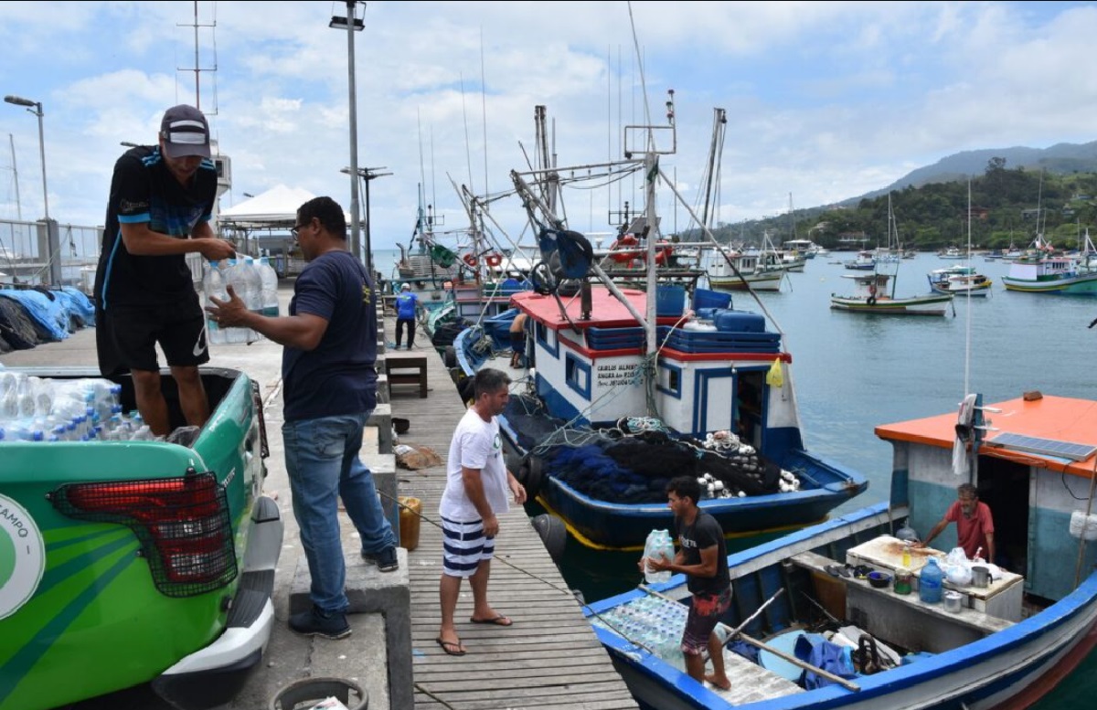 prefeitura-de-ilhabela-envia-mais-de-2-mil-litros-de-agua-para-a-ilha-de-vitoria