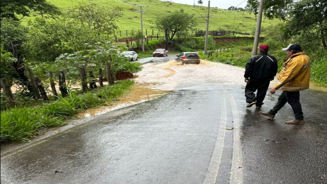 temporal-faz-rio-cachoeira-transbordar-e-alaga-20-casas-em-piracaia-sp