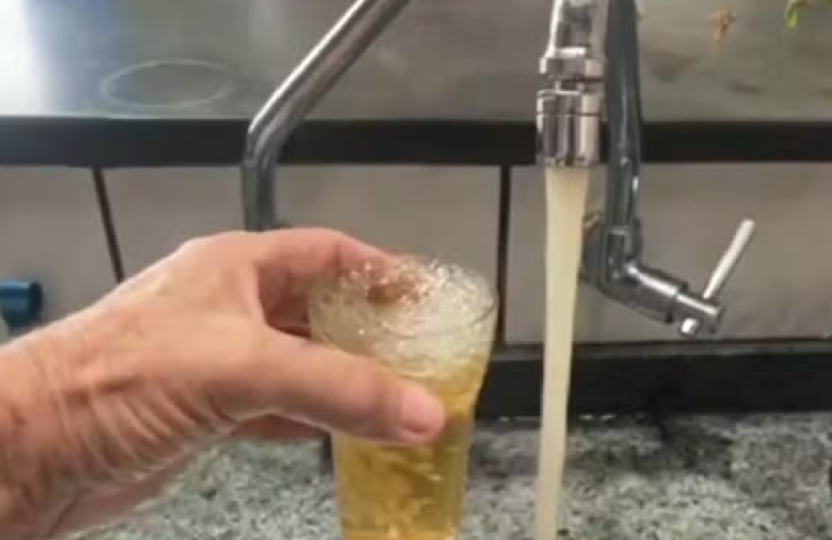 agua-turva-e-com-cheiro-estranho-leva-moradores-de-tres-cidades-a-registrar-queixas
