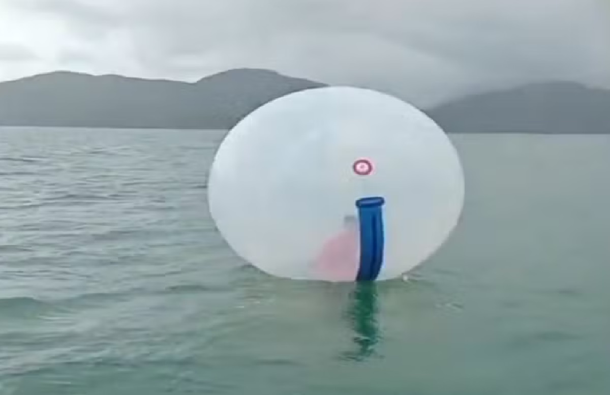 crianca-e-resgatada-apos-ficar-a-deriva-em-bolha-inflavel-no-mar-em-ubatuba
