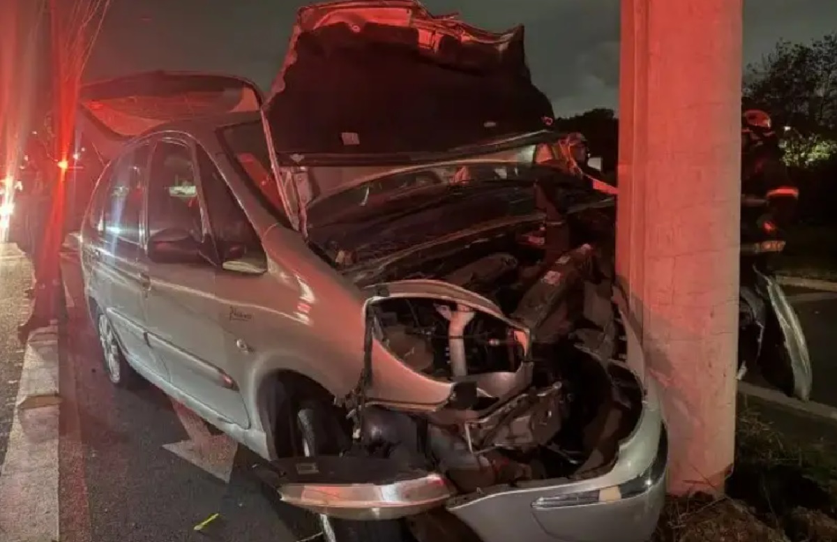 acidente-no-urbanova-motorista-colide-com-poste-na-avenida-shishima-hifumi