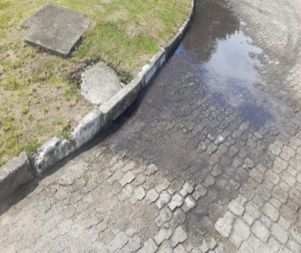 ilhabela-multa-sabesp-em-r-500-mil-por-vazamento-de-esgoto-e-contaminacao-de-praia