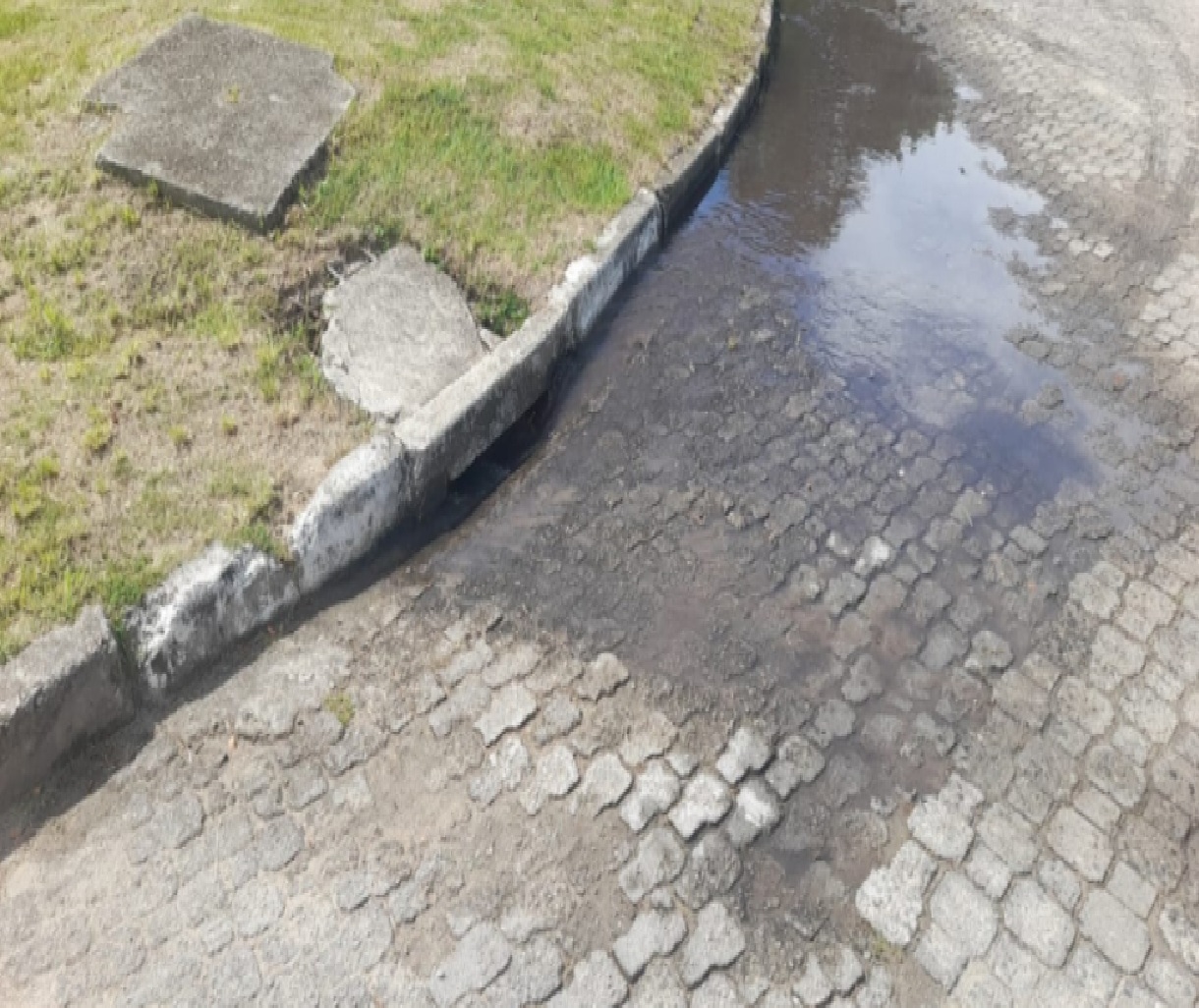 ilhabela-multa-sabesp-em-r-500-mil-por-vazamento-de-esgoto-e-contaminacao-de-praia