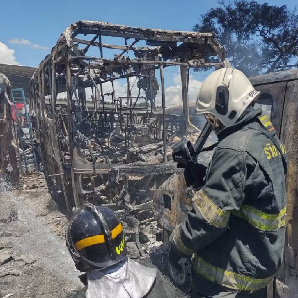incendio-de-grandes-proporcoes-destroi-mais-de-30-onibus-escolares-em-lorena-sp