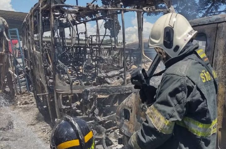 incendio-de-grandes-proporcoes-destroi-mais-de-30-onibus-escolares-em-lorena-sp