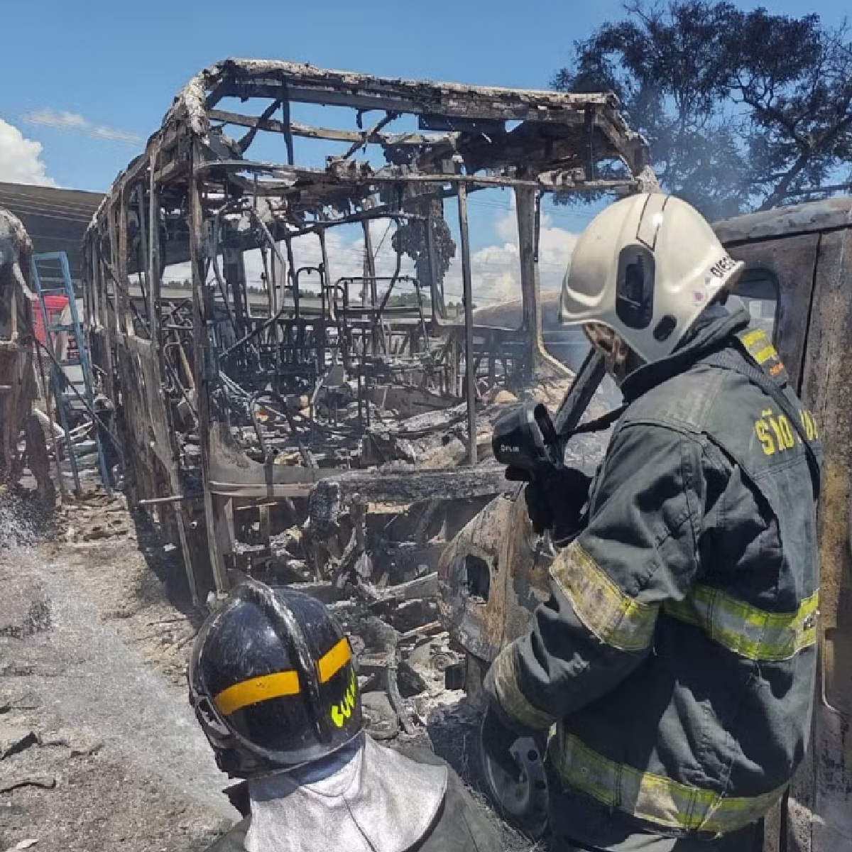 incendio-de-grandes-proporcoes-destroi-mais-de-30-onibus-escolares-em-lorena-sp