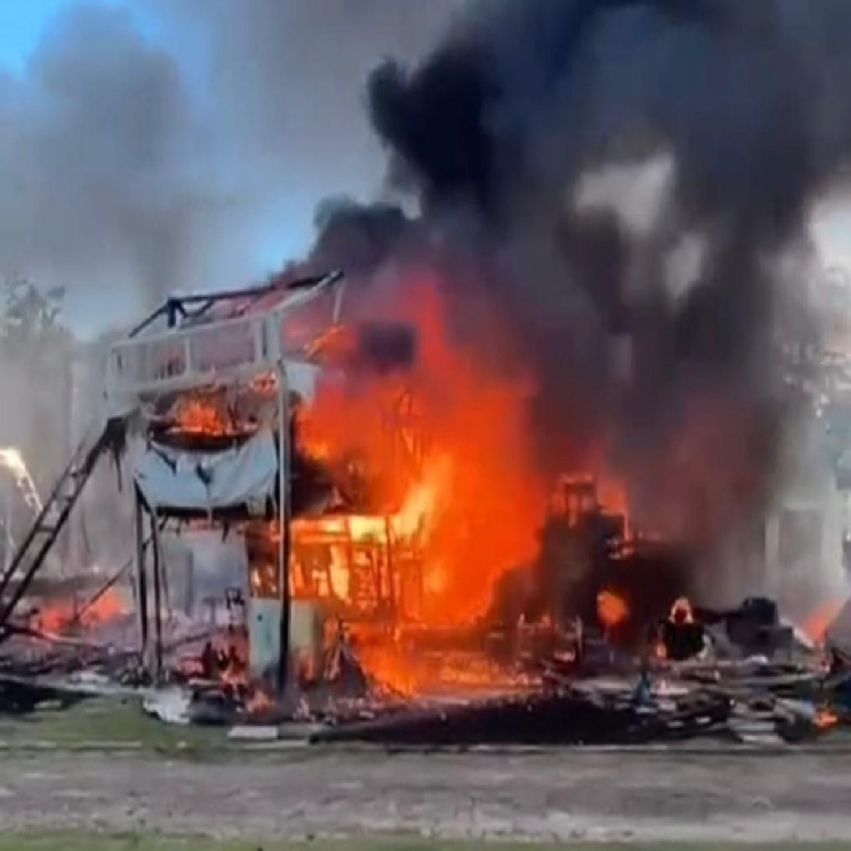 incendio-destroi-camping-na-praia-do-sape-em-ubatuba