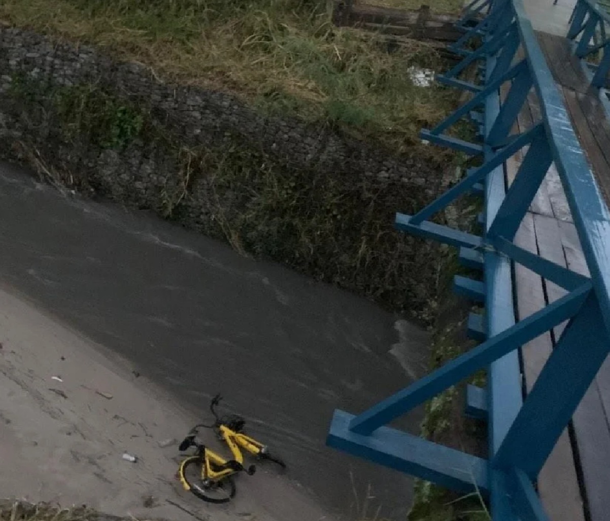 morador-flagra-bicicleta-publica-abandonada-em-corrego-de-sao-jose-dos-campos