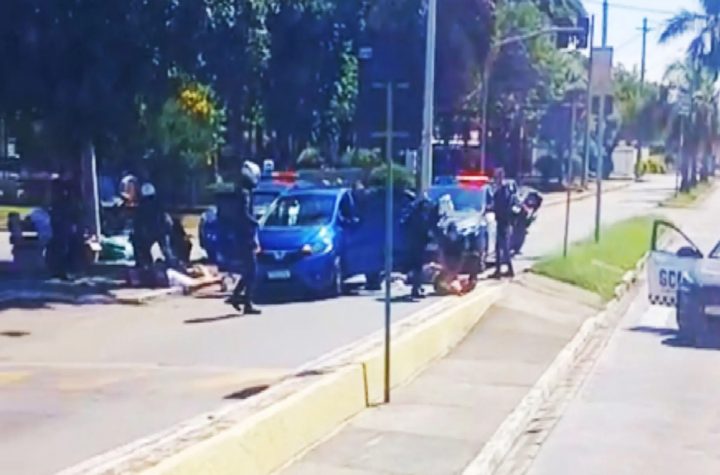 motorista-derruba-cavaletes-da-gcm-em-sao-jose-dos-campos-foge-e-e-interceptado-apos-colisao