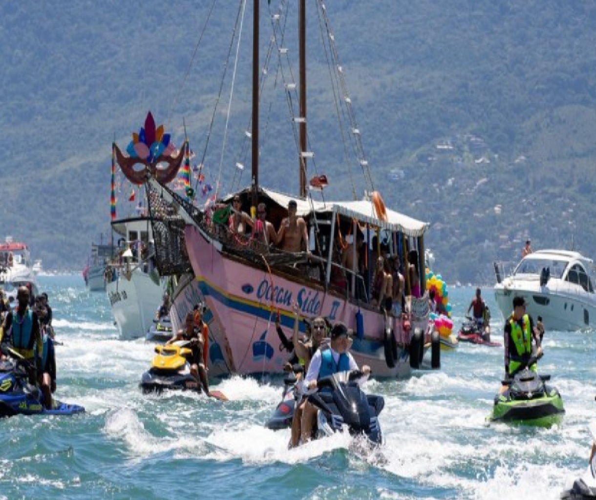 o-maior-carnaval-no-mar-do-estado-de-sao-paulo-agita-sao-sebastiao