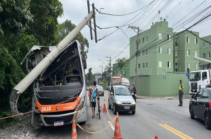 onibus-do-transporte-publico-colide-com-poste-na-zona-sul-de-sao-jose-dos-campos-sem-deixar-feridos