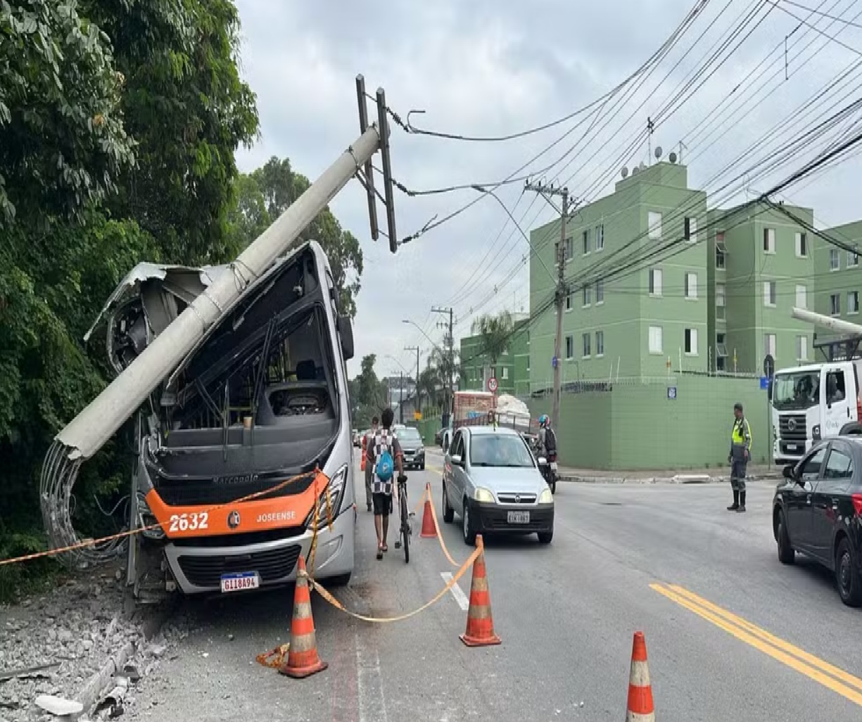 onibus-do-transporte-publico-colide-com-poste-na-zona-sul-de-sao-jose-dos-campos-sem-deixar-feridos