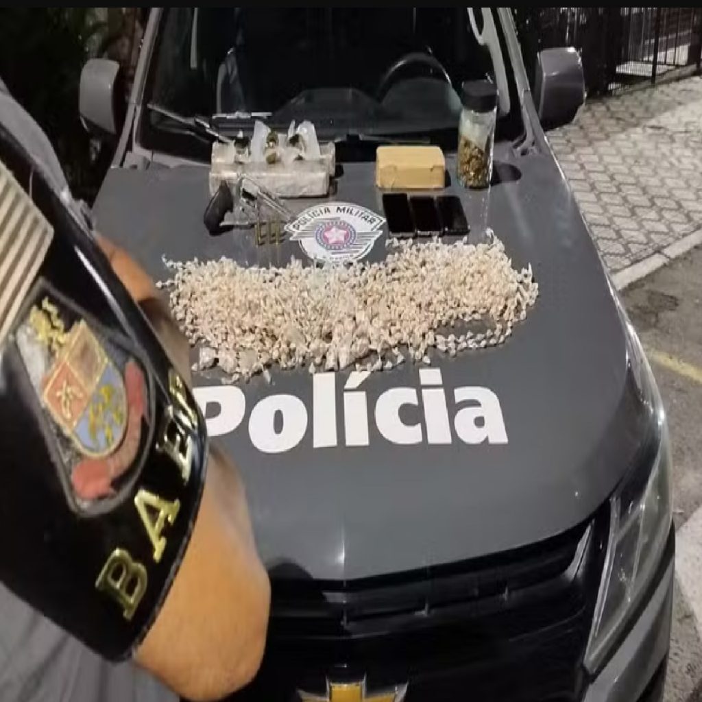 trio-e-preso-com-25-kg-de-drogas-e-arma-em-pindamonhangaba