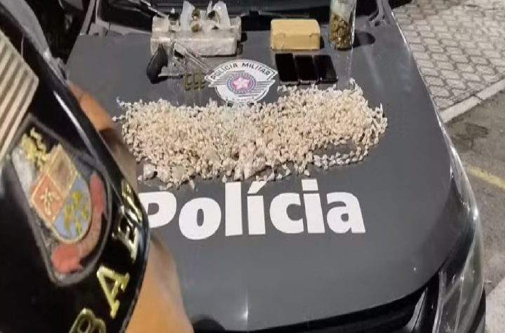 trio-e-preso-com-25-kg-de-drogas-e-arma-em-pindamonhangaba