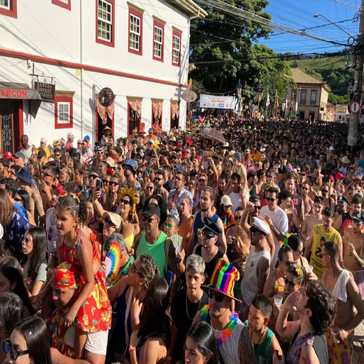 bloco-da-maricota-arrasta-multidao-no-carnaval-de-sao-luiz-do-paraitinga