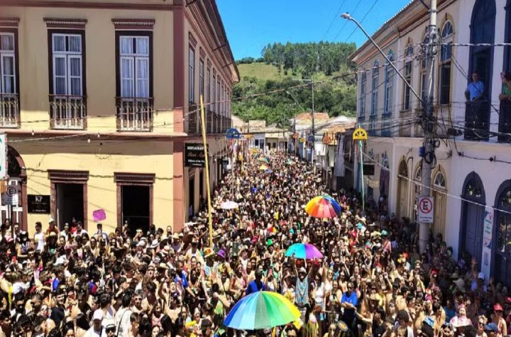 bloco-juca-teles-anima-milhares-de-folioes-na-abertura-oficial-do-carnaval-de-sao-luiz-do-paraitinga
