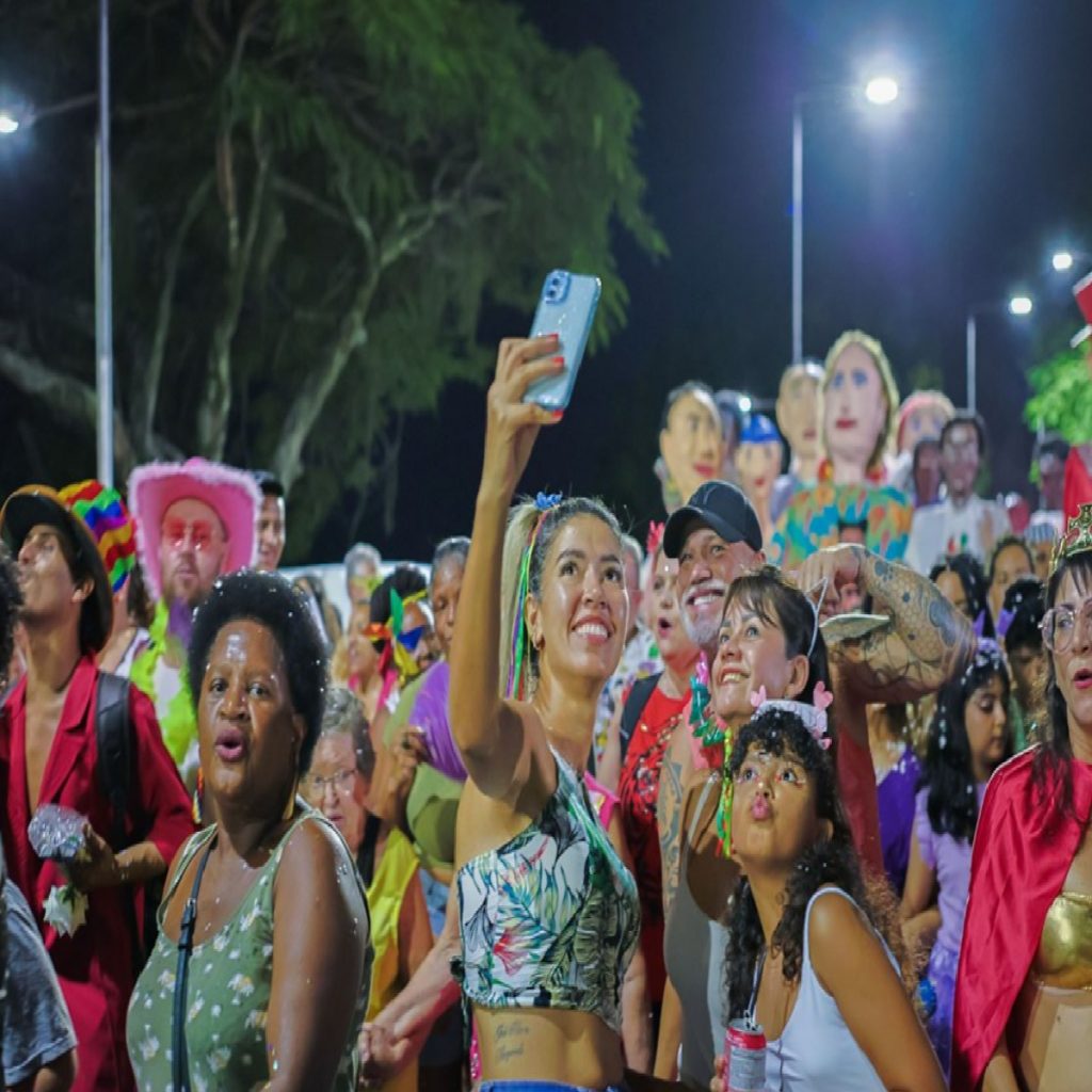 bloco-piro-piraquara-arrasta-multidao-na-abertura-do-carnaval-em-sao-jose-dos-campos
