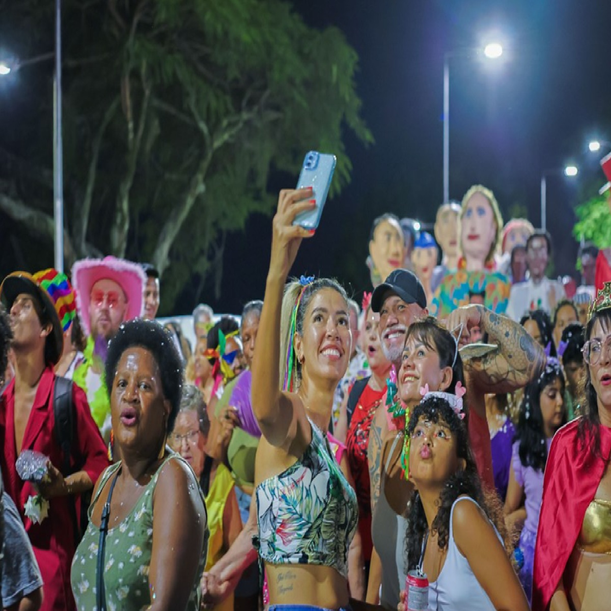 bloco-piro-piraquara-arrasta-multidao-na-abertura-do-carnaval-em-sao-jose-dos-campos