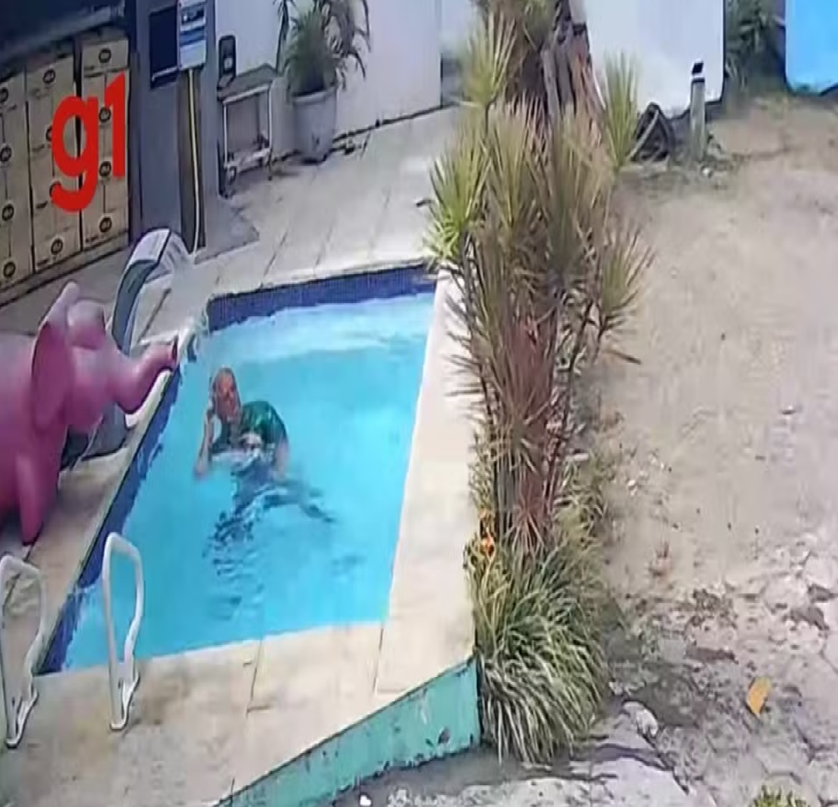 caminhoneiro-mergulha-em-piscina-de-loja-para-se-refrescar-no-litoral-de-sp