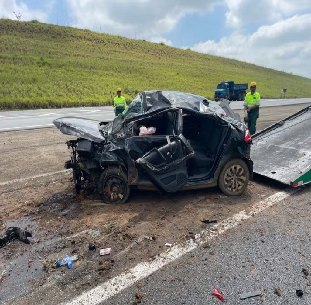 carro-capota-e-deixa-tres-feridos-na-rodovia-carvalho-pinto