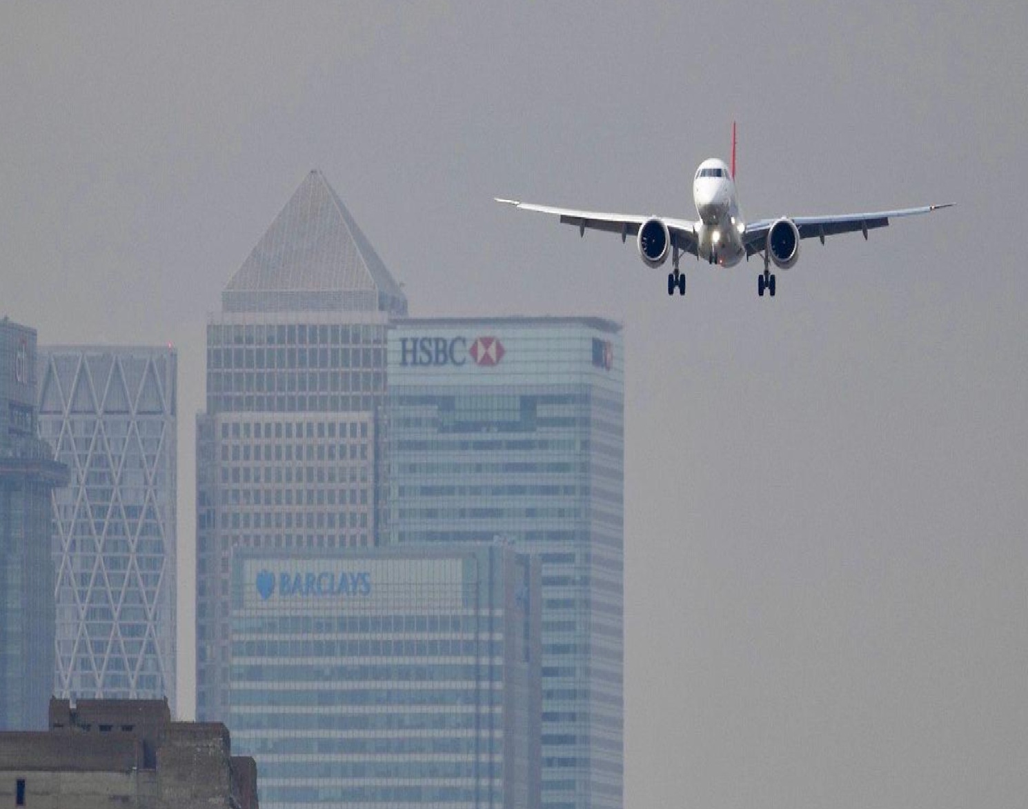embraer-e195-e2-alcanca-marco-historico-ao-operar-no-london-city