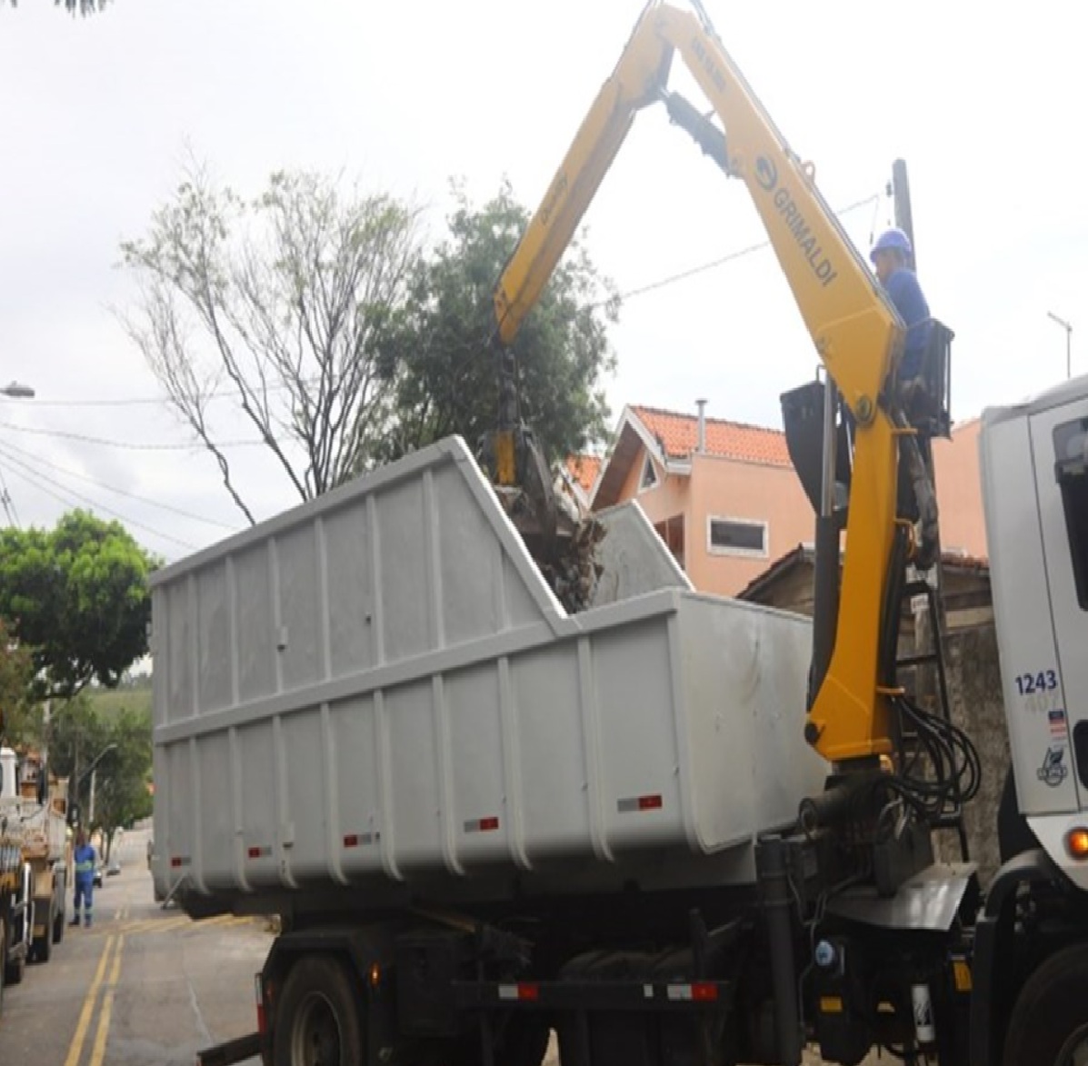 fiscalizacao-em-sao-jose-dos-campos-retira-69-toneladas-de-material-acumulado-em-residencia-no-jardim-sao-judas-tadeu