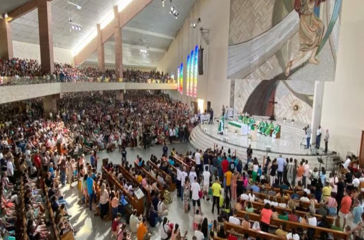 missa-com-padre-marcelo-rossi-reune-milhares-de-fieis-na-cancao-nova-durante-acampamento-de-carnaval