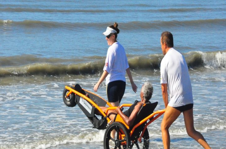 praia-acessivel-em-caraguatatuba-garante-lazer-a-idosos-e-pessoas-com-deficiencia-no-carnaval