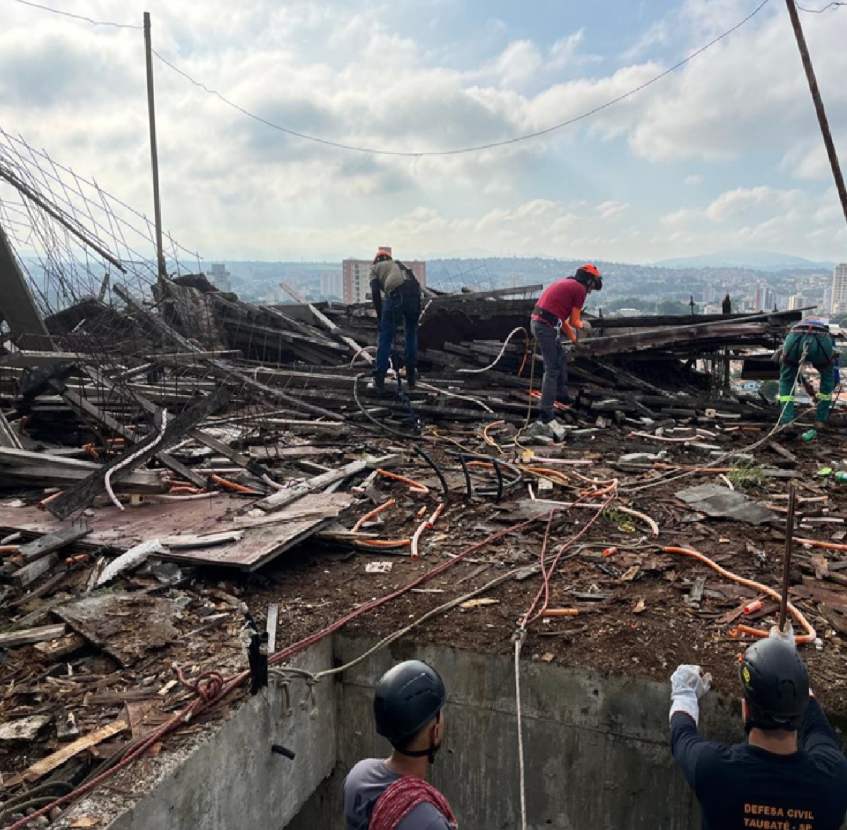 prefeitura-de-taubate-retira-materiais-de-predio-abandonado-na-vila-nogueira-para-evitar-riscos