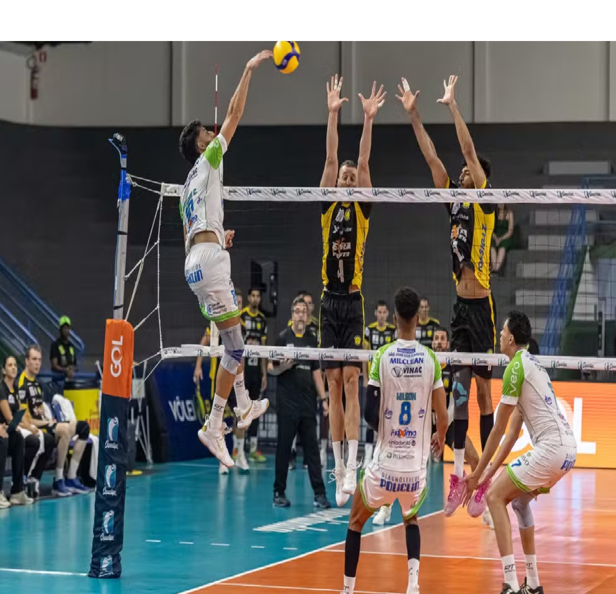 sao-jose-vira-sobre-praia-clube-e-se-aproxima-dos-playoffs-da-superliga