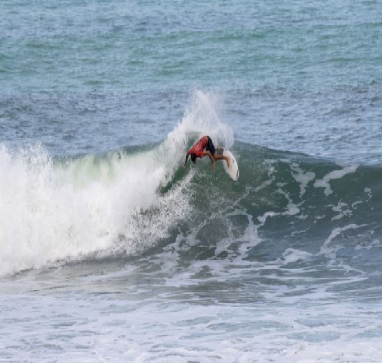 altas-ondas-e-viradas-emocionantes-marcam-segundo-dia-do-qs-6000-em-sao-sebastiao