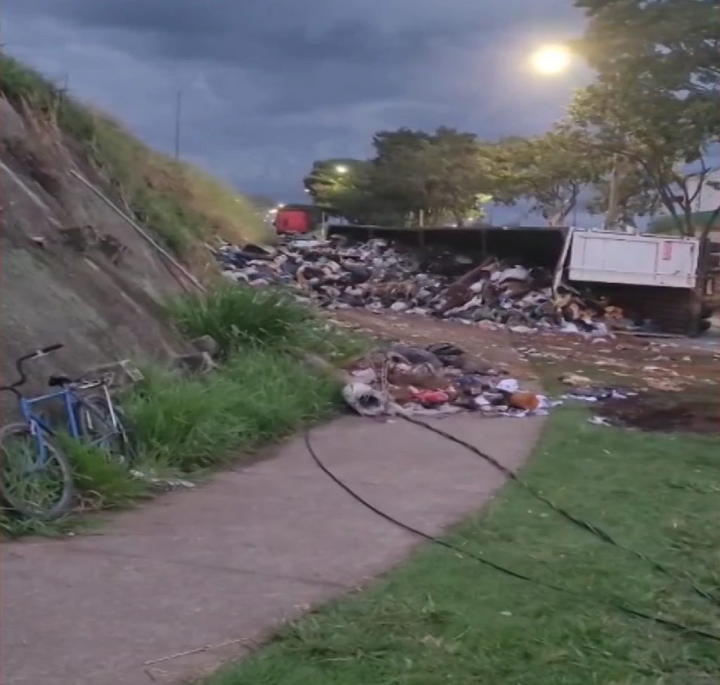 https://g1.globo.com/sp/vale-do-paraiba-regiao/noticia/2025/04/18/video-caminhao-de-reciclagem-tomba-e-interdita-alca-de-acesso-para-a-rodovia-fernao-dias-em-atibaia.ghtml