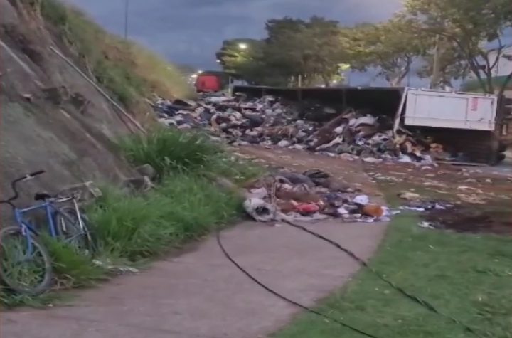 https://g1.globo.com/sp/vale-do-paraiba-regiao/noticia/2025/04/18/video-caminhao-de-reciclagem-tomba-e-interdita-alca-de-acesso-para-a-rodovia-fernao-dias-em-atibaia.ghtml