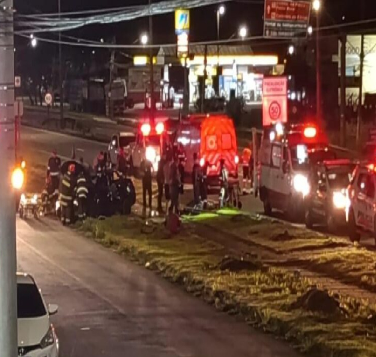 carro-capota-na-rodovia-rio-santos-em-caraguatatuba-e-deixa-quatro-feridos