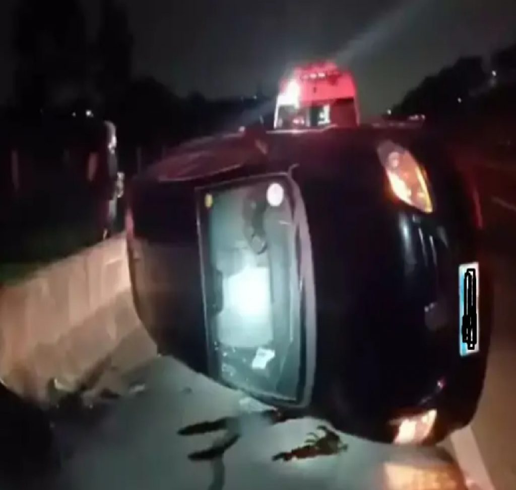 carro-capota-na-via-dutra-em-sao-jose-dos-campos-e-deixa-quatro-feridos