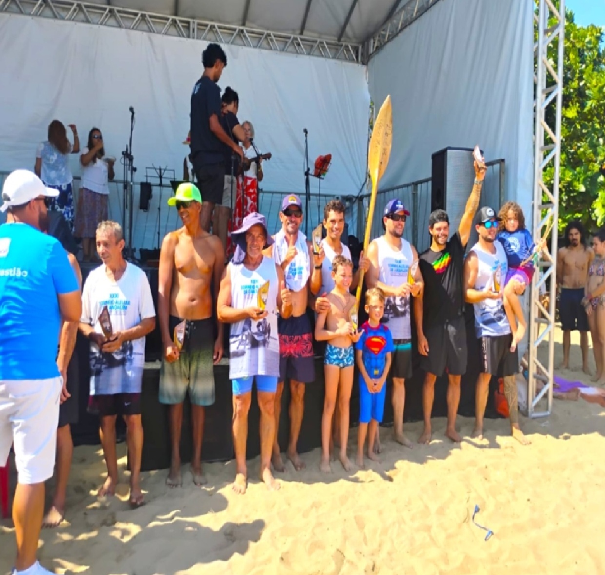 ilhabela-conquista-podios-e-exalta-tradicao-caicara-no-31o-torneio-aleluia-de-canoagem