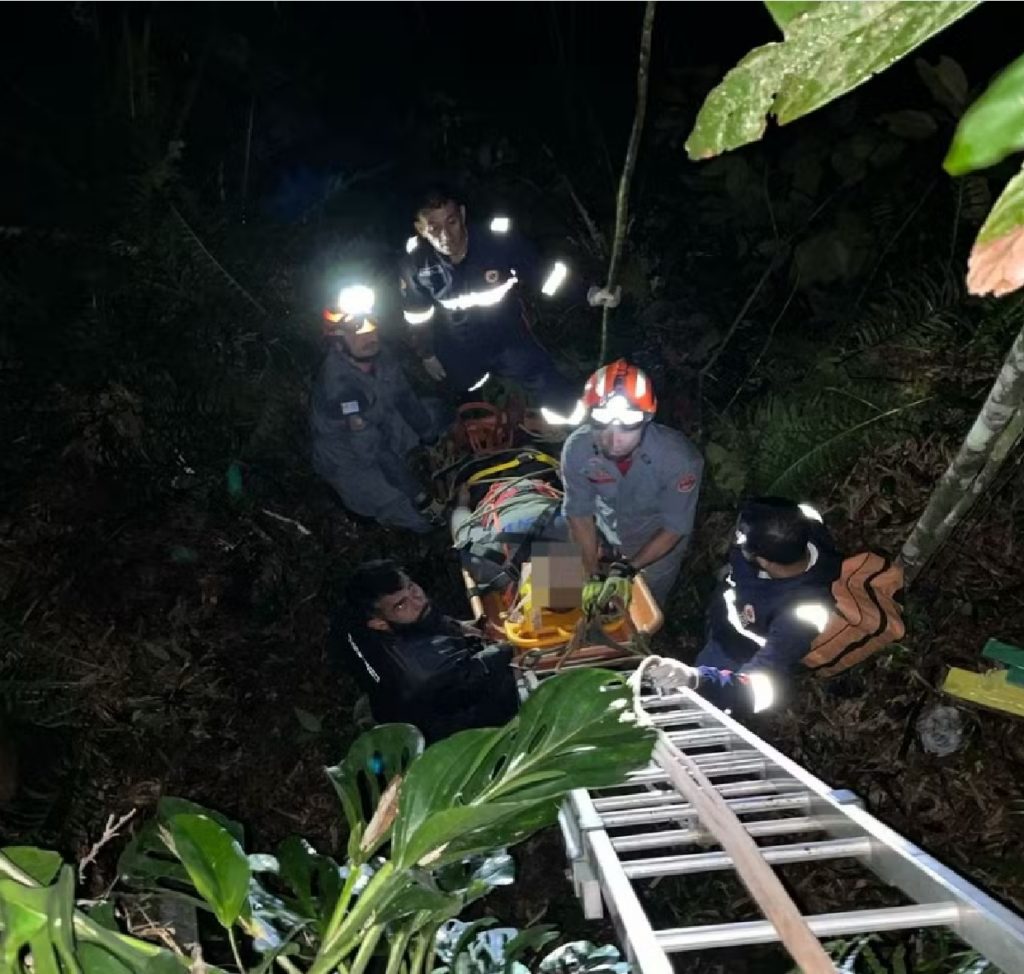 motociclista-sobrevive-apos-queda-de-quase-10-metros-em-ribanceira-na-rodovia-rio-santos-em-ubatuba