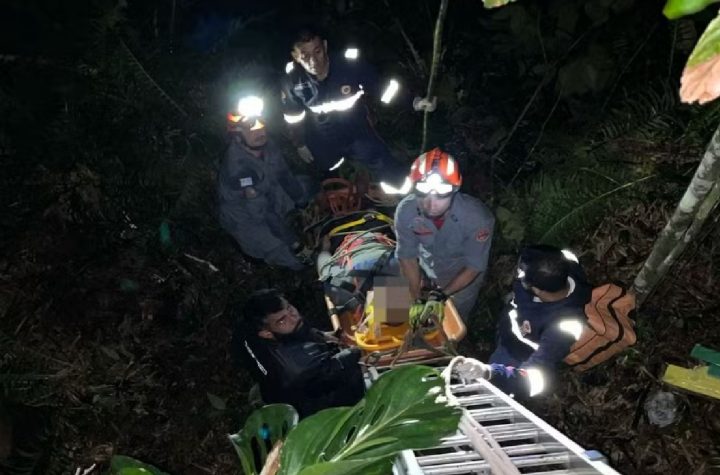 motociclista-sobrevive-apos-queda-de-quase-10-metros-em-ribanceira-na-rodovia-rio-santos-em-ubatuba