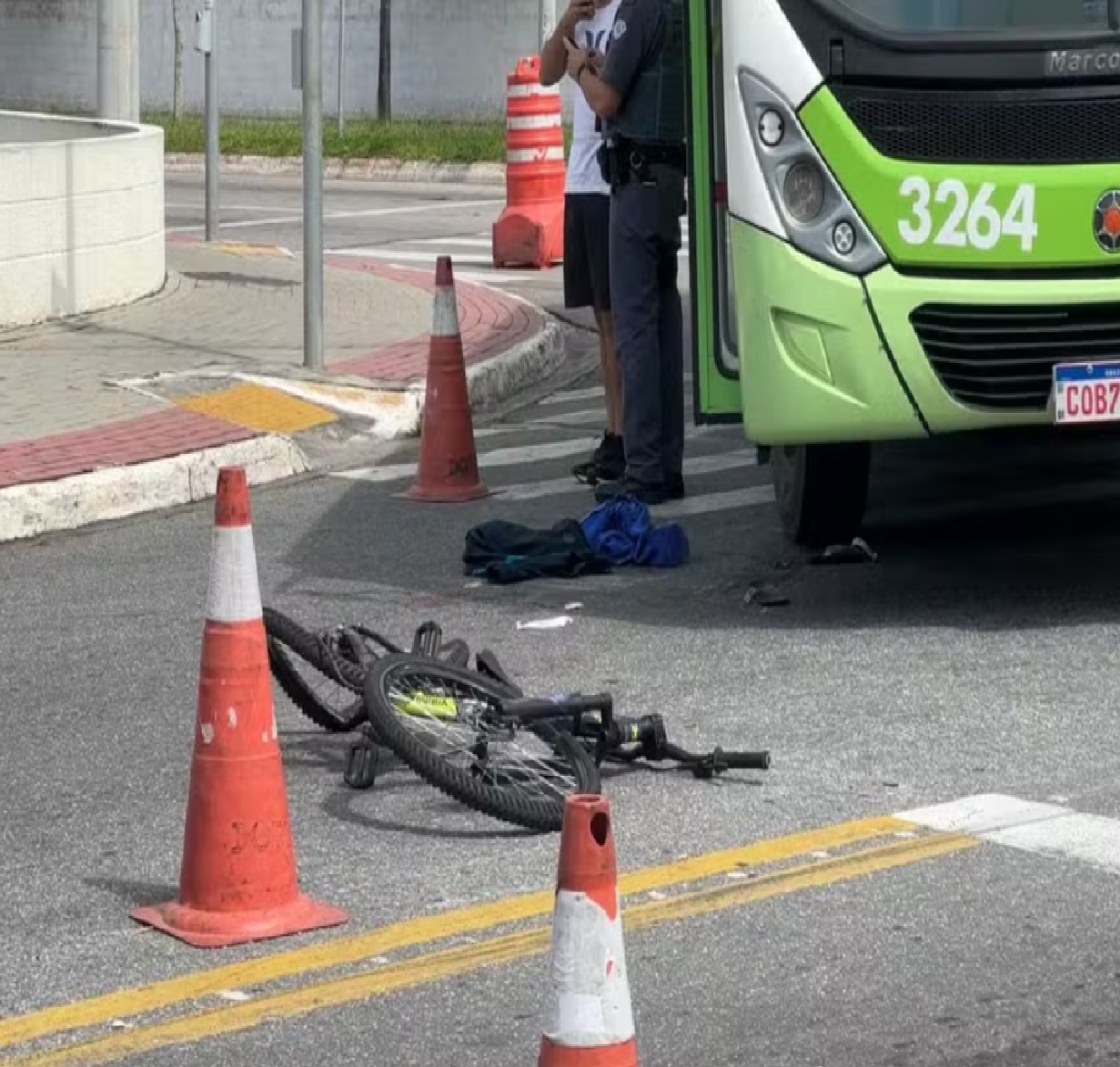 motorista-de-onibus-avanca-sinal-vermelho-e-atinge-adolescente-em-sao-jose