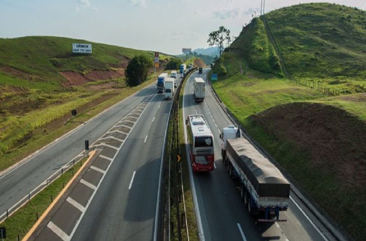 onibus-com-46-passageiros-colide-com-caminhao-na-dutra-em-silveiras