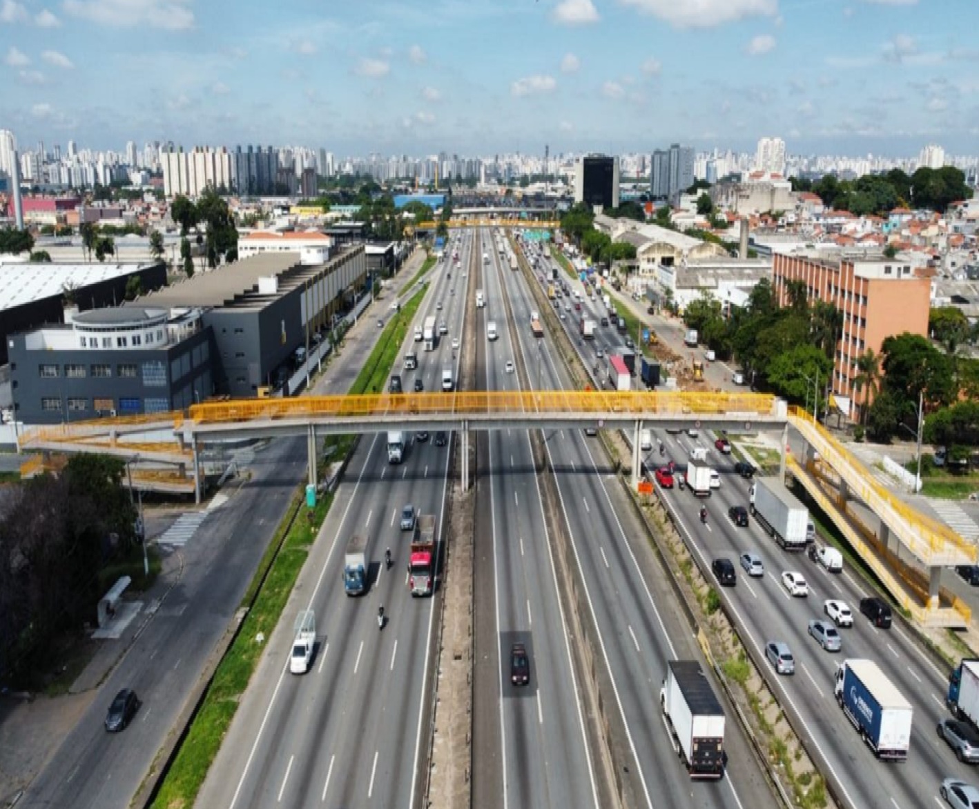 rodovias-via-dutra-e-rio-santos-devem-receber-mais-de-16-milhao-de-veiculos-nos-feriados-de-abril