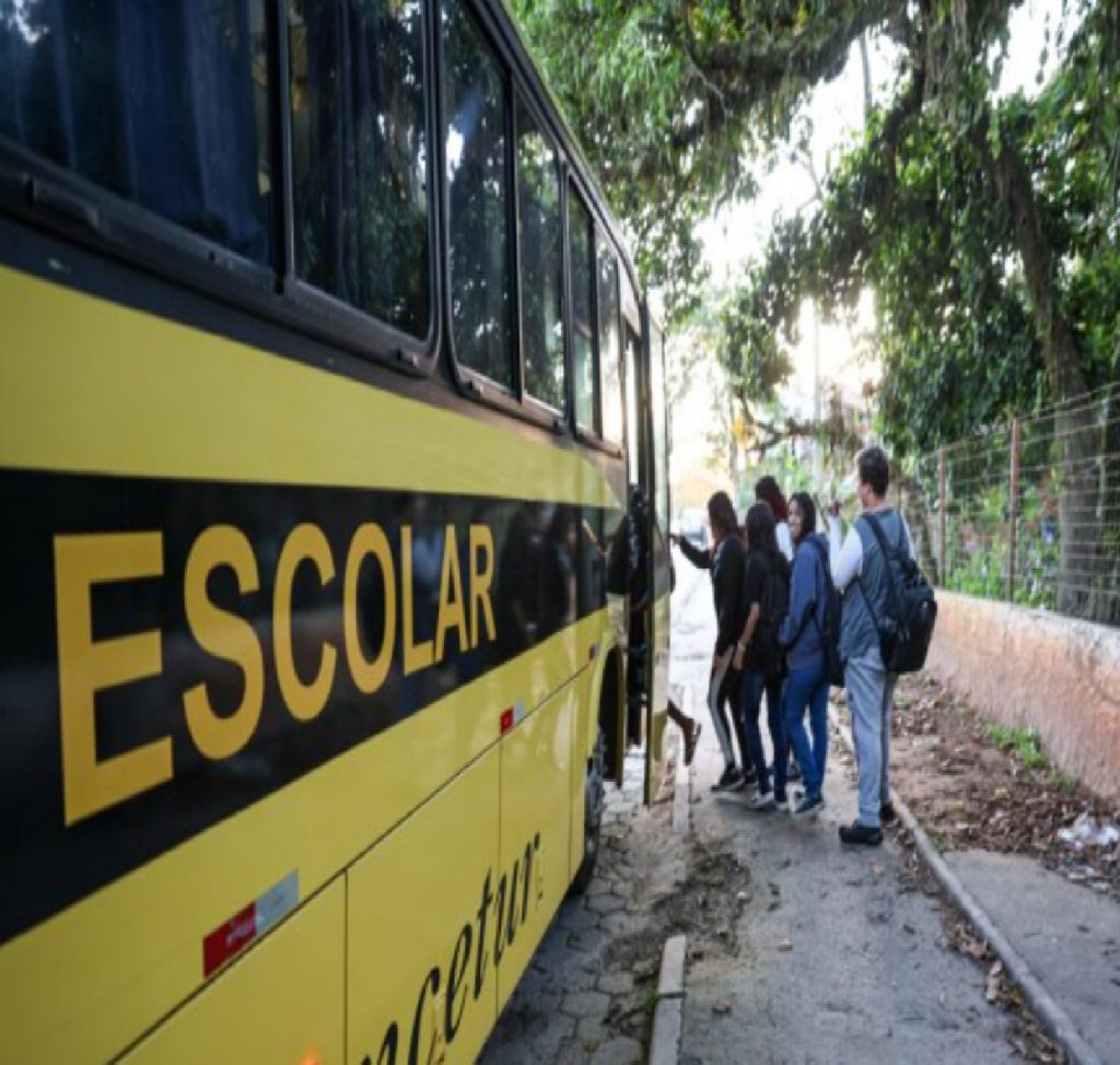 apos-incendio-em-garagem-sao-sebastiao-retoma-transporte-escolar-com-frota-temporaria