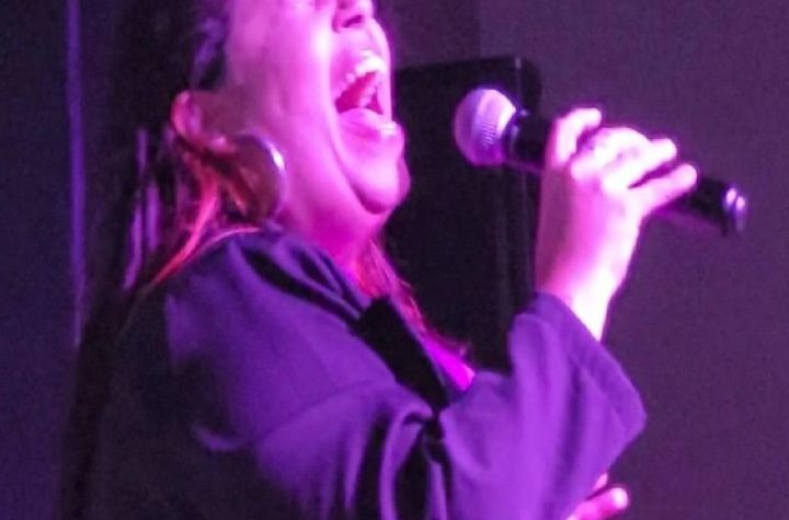 cantora-de-sao-sebastiao-avanca-para-final-regional-do-mundial-de-karaoke