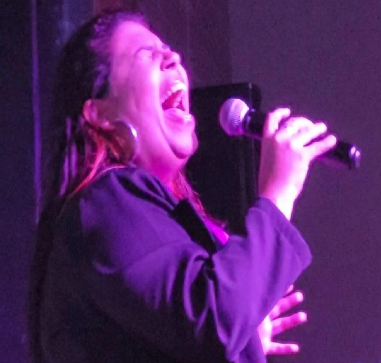 cantora-de-sao-sebastiao-avanca-para-final-regional-do-mundial-de-karaoke