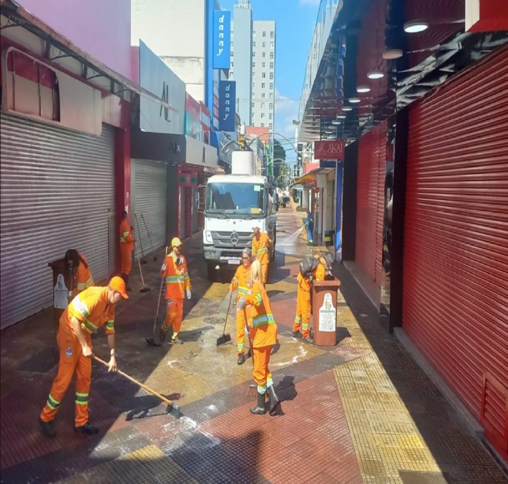 centro-de-sao-jose-recebe-limpeza-especial-antes-do-dia-das-maes